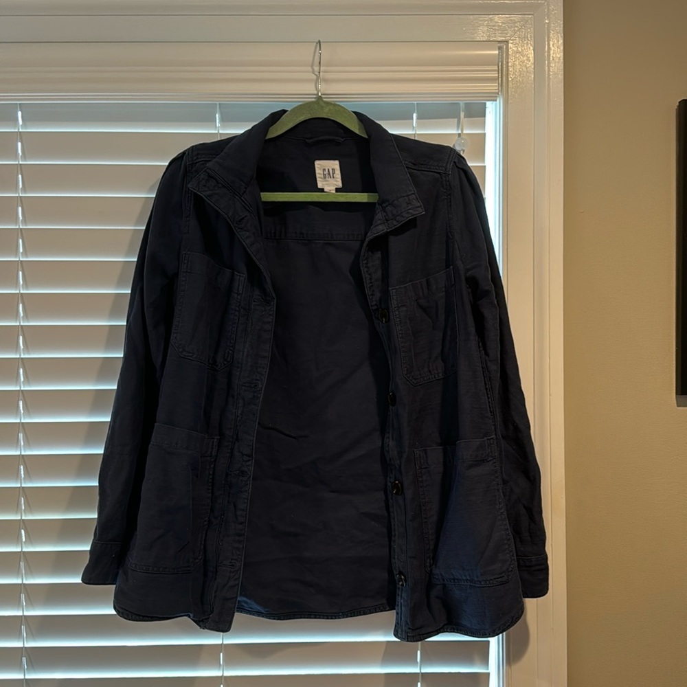 Small gap button jacket, four front pockets